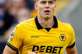 赛地聚焦——英超赛后热度飙升，洛杉矶湖人防线松动，质疑声仍在，心理建设被强调的简单介绍