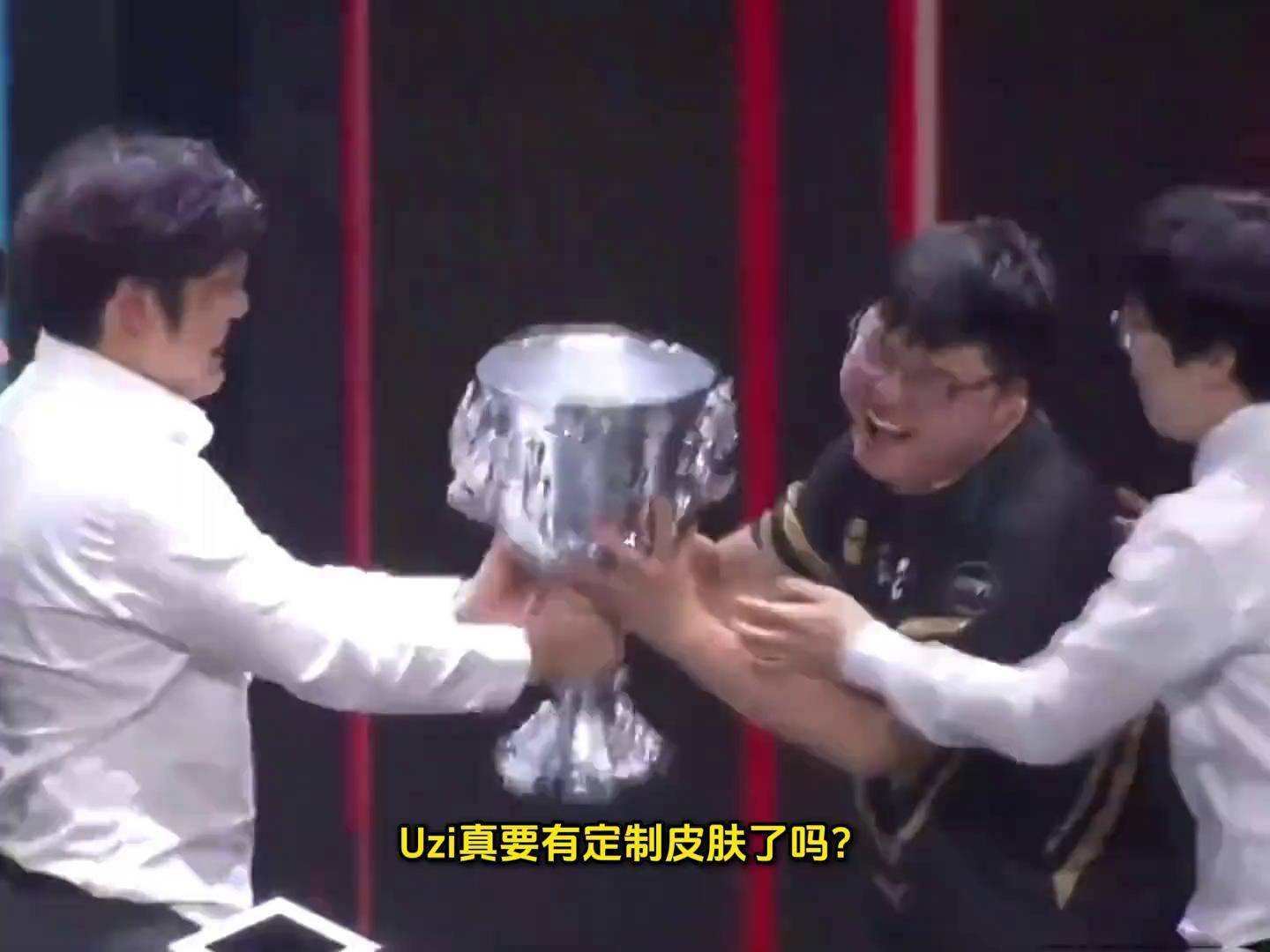 爱游戏网址登录 -关于Uzi在MAD比赛中败北，重返赛场引发热议！的信息