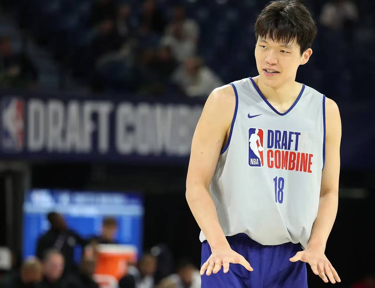 包含新疆广汇发布备战花絮，清晨更衣室发声，CBA常规赛任务艰巨，球探报告显示潜力的词条