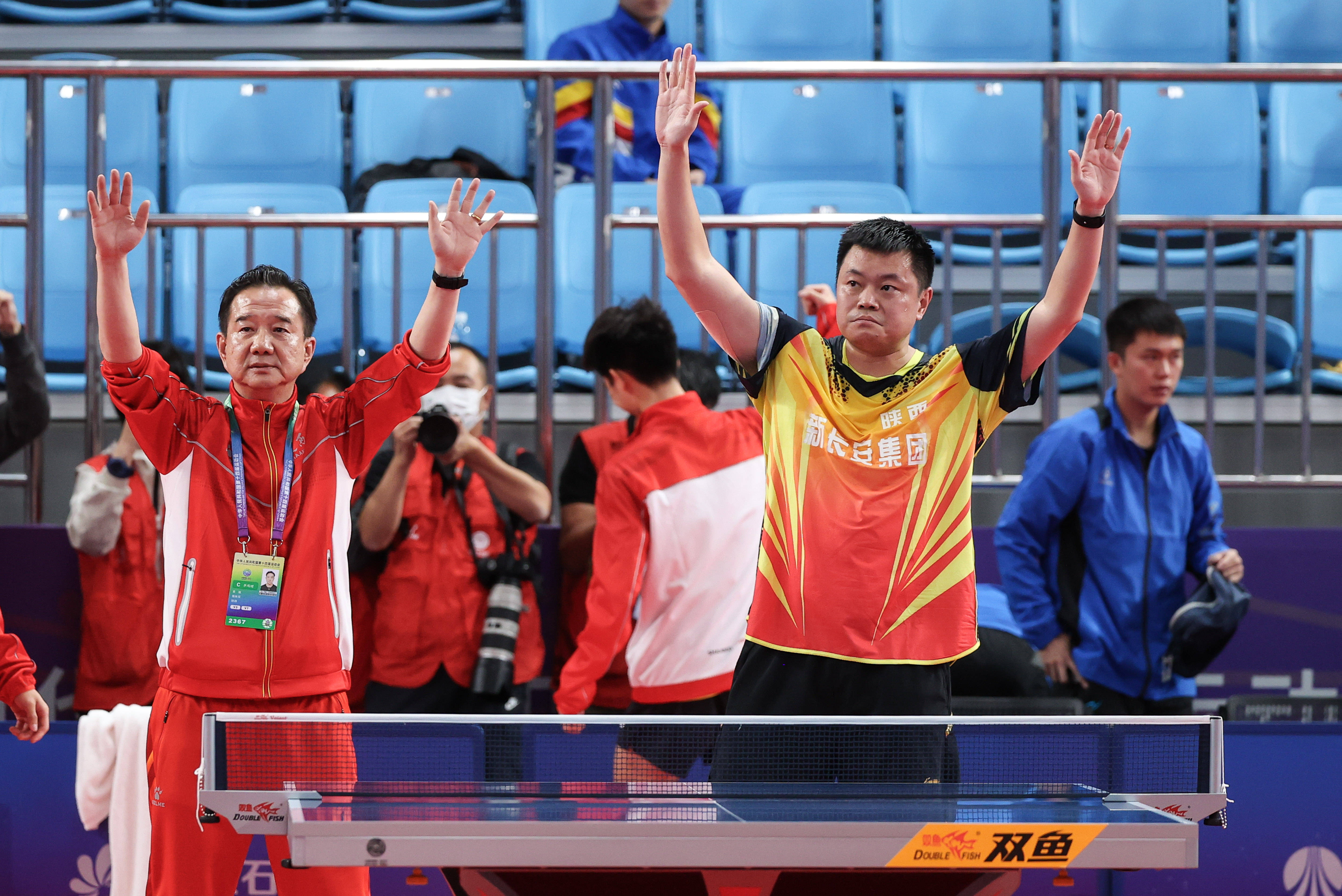 阿斯顿维拉训练开放日；冲刺阶段队长鼓劲引欢呼；NBA总决赛在即；资深球员宣示担当的简单介绍