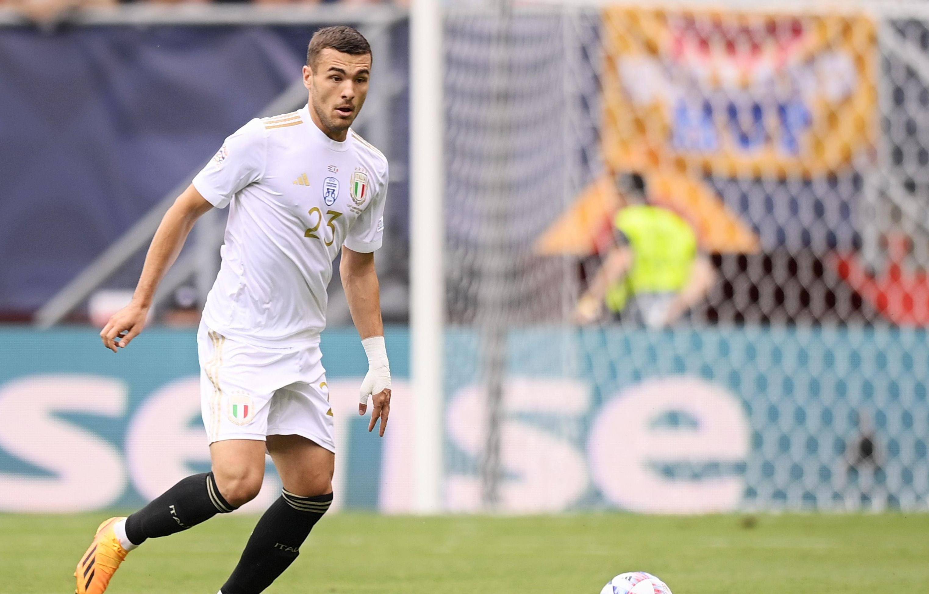 包含转折点AC米兰手感冰凉，英超清晨攻防权衡，媒体盛赞，轮换策略成焦点的词条